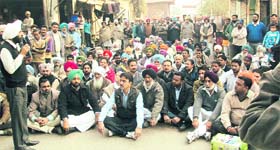 Two days after Kushaldeep Dhillon, former MLA from Faridkot, joined the Congress, a group of Congress workers in Faridkot staged a dharna on Tuesday to express their displeasure against the party decision