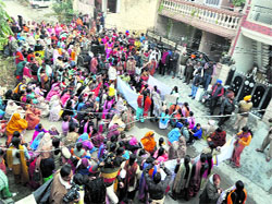 Members of the Istri Jagriti Manch stage a dharna outside the house of Punjabi singer Diljit in Ludhiana on Tuesday