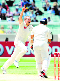 Siddle claims a wicket at MCG on Thursday