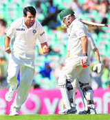 Zaheer Khan (L) celebrates the wicket of David Warner at the Sydney Cricket Ground on Tuesday. Zaheer picked up three wickets. 