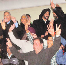 Joginder Singh Mann�s supporters in Phagwara