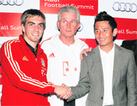 Bayern Munich captain Philipp Lahm (L), coach Jupp Heyncks (C) and former India captain Bhaichung Bhutia pose at the Audi football summit press conference in New Delhi on Monday