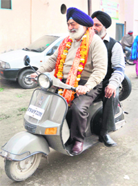 Shiromani Akali Dal candidate of Patiala City Surjit Singh Kohli canvassing on a scooter in Patiala on Monday