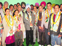 Congress leader Shamsher Singh Dullo with Bassi Pathana council president Kulbhushan Malhotra and his supporters on Monday