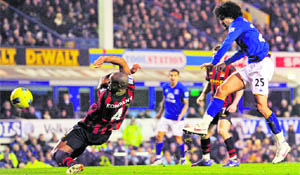 Everton's Marouane Fellaini (R) attempts to score against Manchester City in Liverpool on Tuesday. 