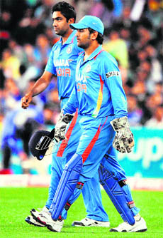 Ravichandran Ashwin (L) and MS Dhoni.