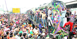 Devotees board the Beghampura Express in Jalandhar city to go to Beghampura in Varanasi to pay obeisance to Guru Ravidass on his birth anniversary.