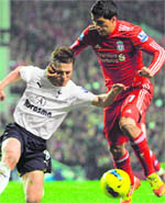 Tottenham Hotspur's Scott Parker (L) vies with Liverpool's Luis Suarez in the EPL match in Liverpool 
