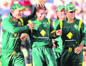 Australia�s Daniel Christian (2nd-L) is congratulated by teammates after taking the wicket of Sri Lanka�s Mahela Jayawardene during their ODI match in Perth on Friday. 