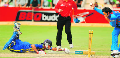 Sri Lanka�s Mahela Jayawardene (L) dives to makes his crease successfully during the ODI tri-seires match in Adelaide on Tuesday. The match ended in a tie. 