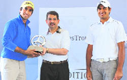 One of the winners receiving the award from Deepak Joshi (C) and Gagan Bhullar (R) at the Mercedes Trophy golf tourney