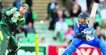 Tillakaratne Dilshan (R) cuts a ball away as Australian wicketkeeper Matthew Wade looks on during the second ODI tri-series final in Brisbane on Tuesday. Sri Lanka won the match by eight wickets to level the best-of-three finals at 1-1. The decider will be played on Thursday