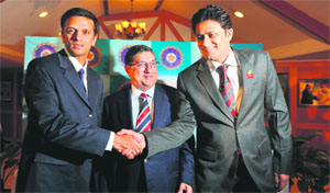 Rahul Dravid (L) shakes hands with Anil Kumble (R), at the press conference where he announced his retirement, as BCCI president N. Srinivasan (C) looks on in Bangalore on Friday