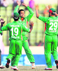Abdur Razzak (2ndR), celebrates the dismissal of Pakistan's Misbah-ul-Haq in Dhaka on Sunday. Pakistan won the match by 21 runs