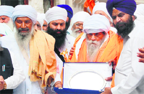 Baba Harbans Singh's successor Baba Bachan Singh receives the award.