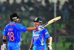 Sachin Tendulkar (R) believes that Virat Kohli (L) should be allowed to just play his game