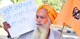 An elderly man protests in Patiala seeking clemency for Rajoana.