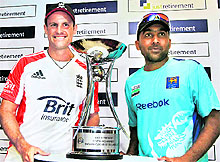 Lankan captain Mahela Jayawardene (R) and England captain Andrew Strauss at the unveiling of the Test series� trophy on the eve of the Galle Test on Sunday