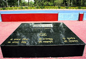The square platform situated amidst a rectangular pool with plaque of "Inquilaab Zindabad" which marks the actual site of the cremation