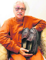 Deputy Attorney General of Pakistan Mohd Khursheed Khan shows CM�s shoes in Chandigarh. 