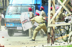 Cops battle to control a mob at Gurdaspur. 