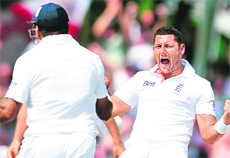 Tim Bresnan (R) celebrates after dismissing Sri Lankan batsman Thilan Samaraweera during the first day of the second Test in Colombo on Tuesday. 