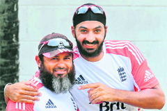 Mushtaq Ahmed (L) who until this week was working with the England team in Lanka as their bowling consultant has already held two meetings with the PCB chief Zaka Ashraf.
