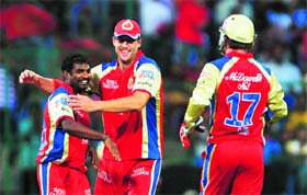 Royal Challengers Bangalore�s Muttiah Muralitharan (L), captain Daniel Vettori (C) and wicketkeeper A B De Villiers