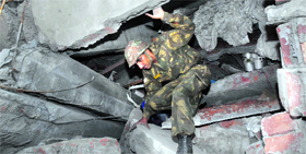 An Army jawan takes part in the rescue operation. 