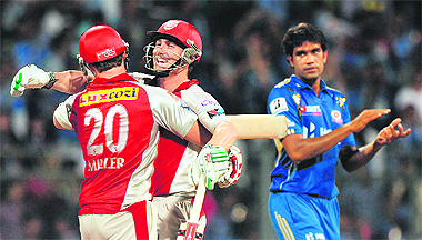  Mumbai Indians' Munaf Patel (R) applauds as he watches Kings XI Punjab batsmen David Miller and <p>Shaun Marsh (centre) celebrate victory during their match at the Wankhede Stadium in Mumbai on Sunday.
