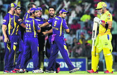 Kolkata Knight Riders' Brett Lee celebrates with teammates the wicket of Chennai Super Kings� opener Faf du Plessis during their match in Chennai on Monday.  Knight Riders won the match by five wickets. 