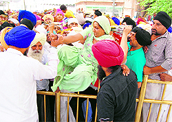 A huge rush of devotees at the Golden Temple