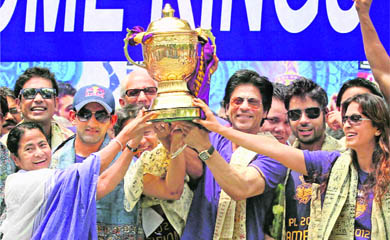 West Bengal Chief Minister Mamata Banerjee (L) holding the IPL trophy with Kolkata Knight Riders� owners Shahrukh Khan (C), Juhi Chawla (R) and players during a ceremony to felicitate the team in Kolkata on Tuesday.