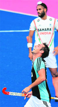 Paredes Matias Enrique of Argentina (L) celebrates his team�s goal as India�s Sarvanjit Singh looks on during their match  in Ipoh on Wednesday. 