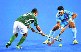 Pakistan's Mehmood Rashid (L) battles for the ball with India�s Shivendra Singh during the Sultan Azlan Shah Cup men's field hockey tournament in Malaysia on Thursday