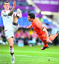Dutch forward Robin van Persie (R) vies with Danish defender Daniel Agger during their match in Kharkiv on Saturday. Denmark won 1-0