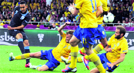 English forward Theo Walcott ( L) strikes to score against Sweden at the Olympic Stadium in Kiev on Friday.