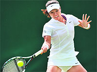 China�s Li Na makes a forehand return to Kazakhstan's Ksenia Pervak on Thursday. Li won 6-3, 6-1