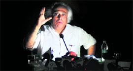 Electricity suddenly went off during Union MInister Ramesh Jairam�s interaction with the media at the UT Guest House, Chandigarh, on Friday.