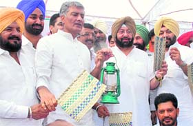 PCC chief Capt Amarinder Singh, CLP leader Sunil Jakhar and other Congress leaders hold hand fans and a lantern to mock at the power scenario in the state, in Dasuya on Saturday