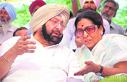 Amarinder Singh with Hoshiarpur MP Santosh Chaudhary at a rally. 