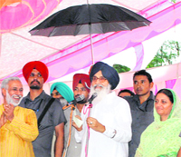 Chief Minister PS Badal campaigns for Sukhjit Kaur near Dasuya. 