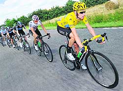 Bradley Wiggins (R) kept the yellow jersey after the 10th stage
