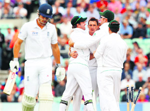 South Africa�s Dale Steyn (3rdL) celebrates dismissing England's Alastair Cook (L) during the first Test at the Oval in London on Friday