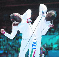 Italy's Rossella Fiamingo (L) fences against Japan's Nakano Nozomi during their bout on Monday.