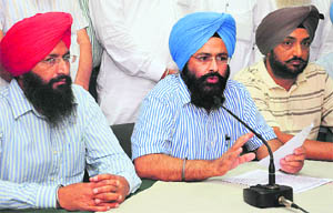 DS Sadarpura, president of the Progressive Dairy Farmers Association, addresses a press conference in Chandigarh on Friday. 