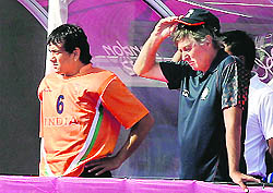 India's captain Bharat Chetri (L) and Michael Nobbs react after losing to South Africa