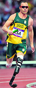 Oscar Pistorious anchors South Africa�s 4x400m relay final on Friday