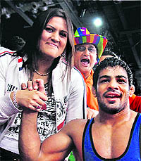 Sushil Kumar celebrates with his spouse Savi Solanki, after defeating Kazakhstan�s Akzhurek Tanatarov