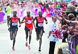 Stephen Kiprotich (C) on way to winning the gold medal (2hrs:8 min;1s) ahead of Abel Kirui (R) and Wilson Kipsang on Sunday